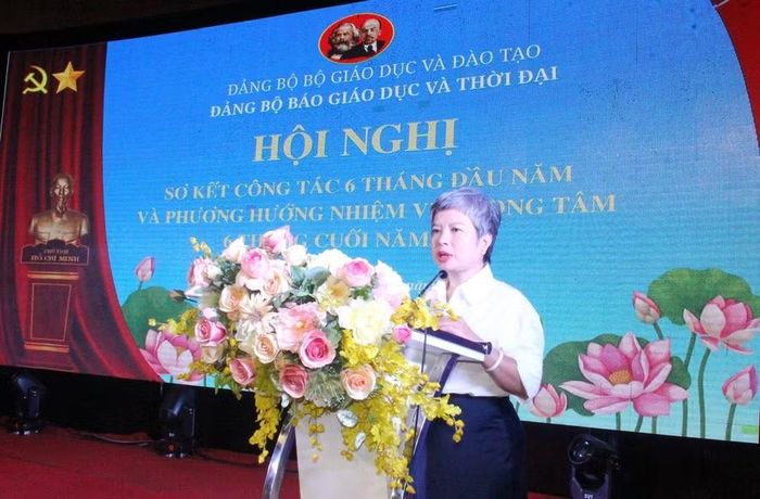 Nhà báo Dương Thanh Hương - Phó Bí thư Đảng ủy, Phó Tổng biên tập trao đổi tại hội nghị.
