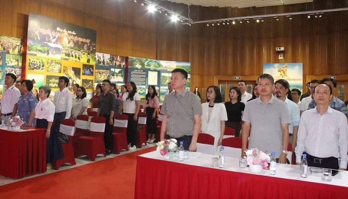 Các đại biểu thực hiện nghi lễ chào cờ.