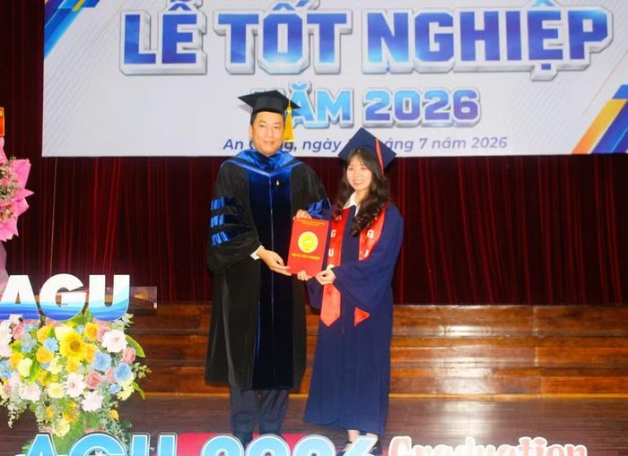 Trao bằng tốt nghiệp tân cử nhân.