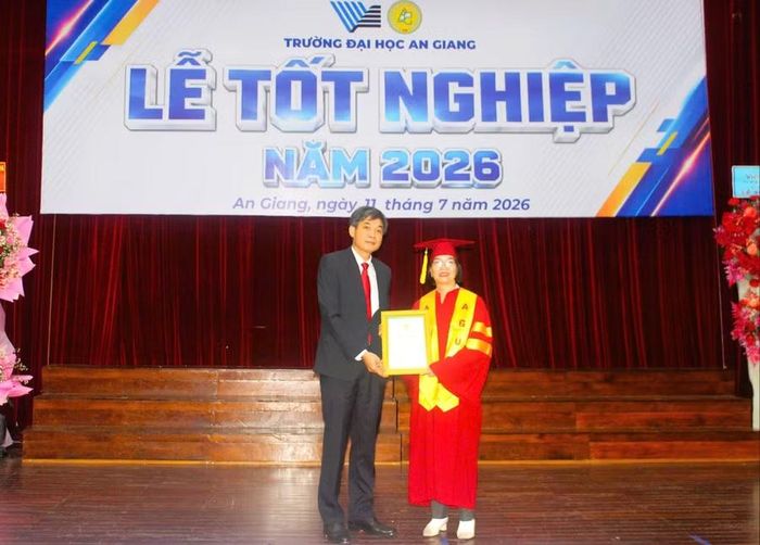 PGS.TS Trần Văn Đạt, Bí thư Đảng ủy Trường Đại học An Giang trao khen thưởng thủ khoa tân thạc sĩ.
