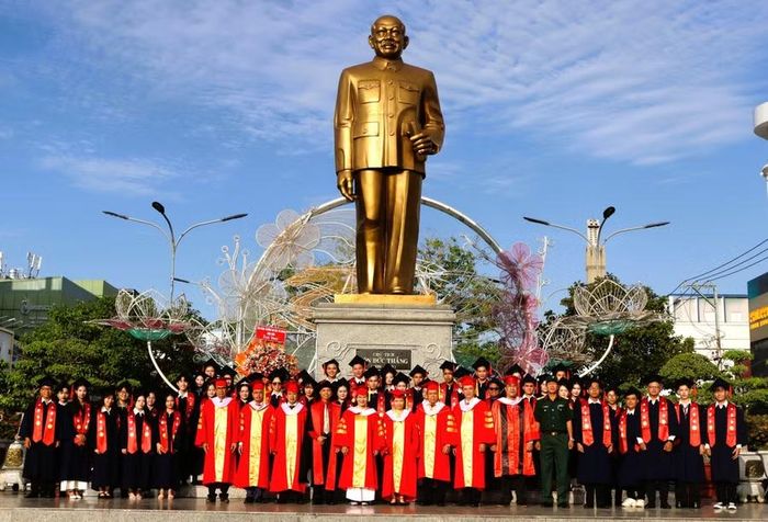 Các tân cử nhân, tân kỹ sư thực hiện lễ báo công dâng lên Chủ tịch Tôn Đức Thắng tại Công trường Trưng Nữ Vương (phường Long Xuyên, tỉnh An Giang).