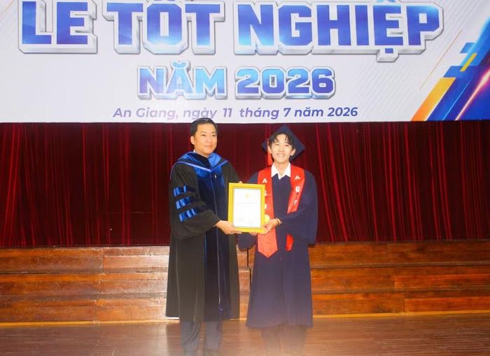 TS Nguyễn Hữu Trí, Phó Hiệu trưởng phụ trách Trường Đại học An Giang trao khen thưởng thủ khoa trình độ đại học.