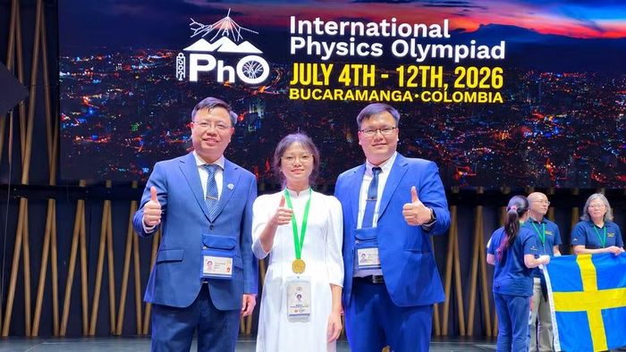 Em Nguyễn Thị Bích Ngọc cùng các thầy giáo Trường THPT chuyên Lê Hồng Phong tại Kỳ thi Olympic Vật lí quốc tế lần thứ 56 (IPhO 2026).