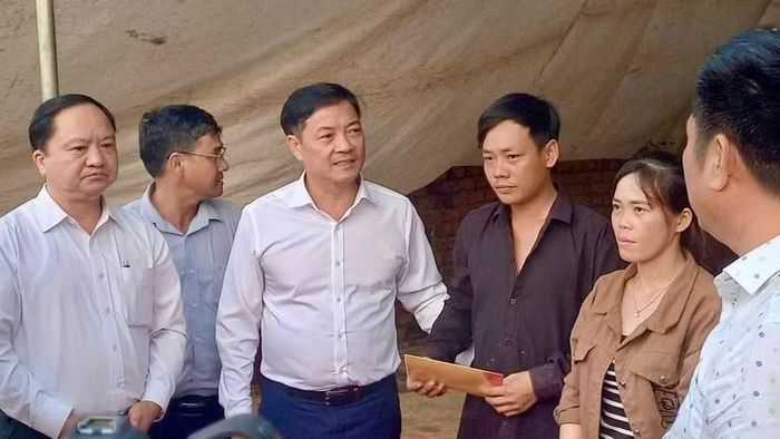 Lãnh đạo UBND tỉnh thăm hỏi, động viên gia đình các học sinh tử vong trong vụ đuối nước.