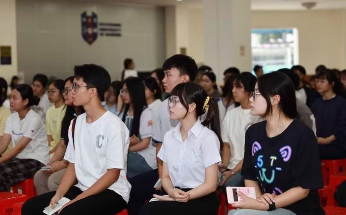Thí sinh thi đánh giá đầu vào đại học trên máy tính V-SAT năm 2026 tại Trường Đại học Ngân hàng TPHCM. Ảnh: HUB.