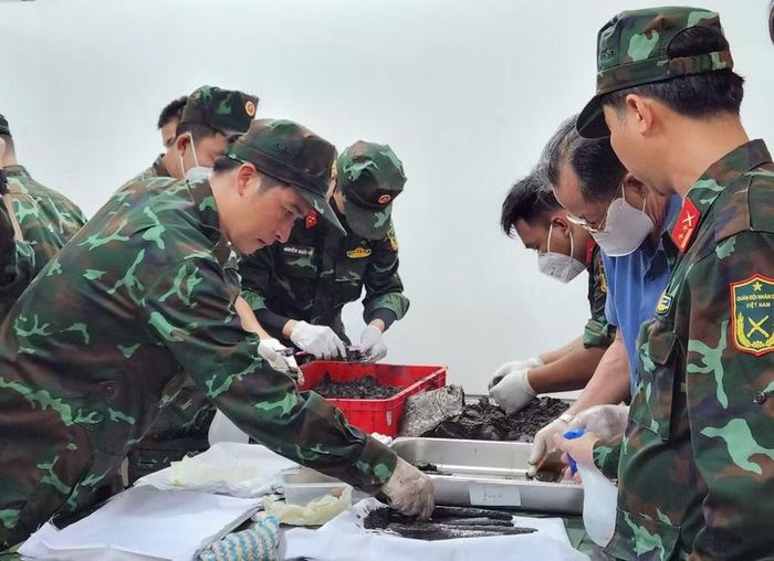 Công tác lấy mẫu và lưu mẫu các bộ hài cốt liệt sĩ tìm kiếm được tại Công viên Lê Thị Riêng.