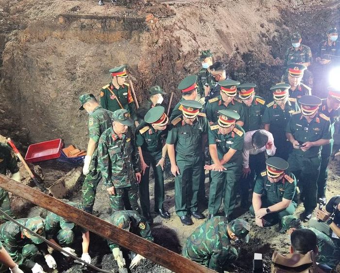 Đại tướng Nguyễn Trọng Nghĩa kiểm tra, chỉ đạo tìm hài cốt liệt sĩ tại Công viên Lê Thị Riêng.