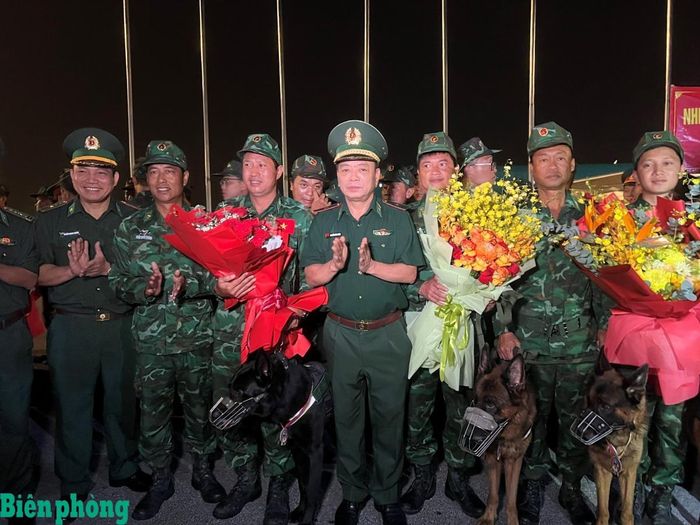 Thiếu tướng Nguyễn Văn Thiện tặng hoa, đón các cán bộ huấn luyện viên và chó nghiệp vụ của Bộ đội Biên phòng. Ảnh: Duy Khiêm