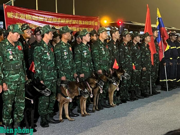 Các "chiến binh" quân khuyển và huấn luyện viên của Trường Trung cấp 24 Biên phòng trở về an toàn, hoàn thành xuất sắc nhiệm vụ được giao. Ảnh: Duy Khiêm