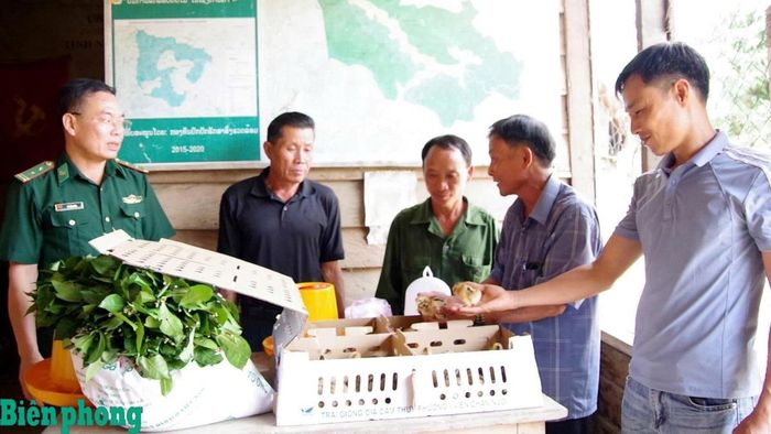 Ban quản lý thôn Thủy Phong sang thăm, tặng gia cầm giống cho nhân dân bản Xốp Tờng. Ảnh: Viết Lam