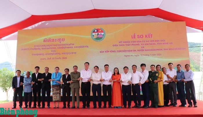 Đại diện Ban quản lý và nhân dân thôn Thủy Phong và bản Xốp Tờng tại lễ sơ kết. Ảnh: Viết Lam