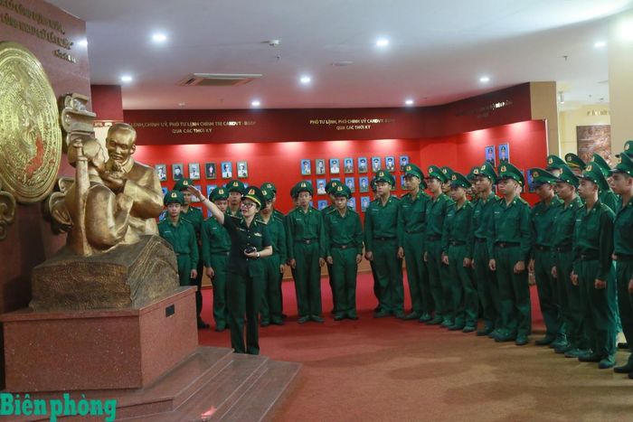 Các chiến sĩ mới tham quan khu vực trưng bày tượng đài "Bác Hồ với chiến sĩ Biên phòng". Ảnh: Cẩm Linh