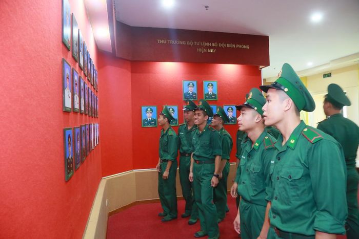 Các chiến sĩ mới tham quan các khu trưng bày tại Bảo tàng Biên phòng. Ảnh: Cẩm Linh