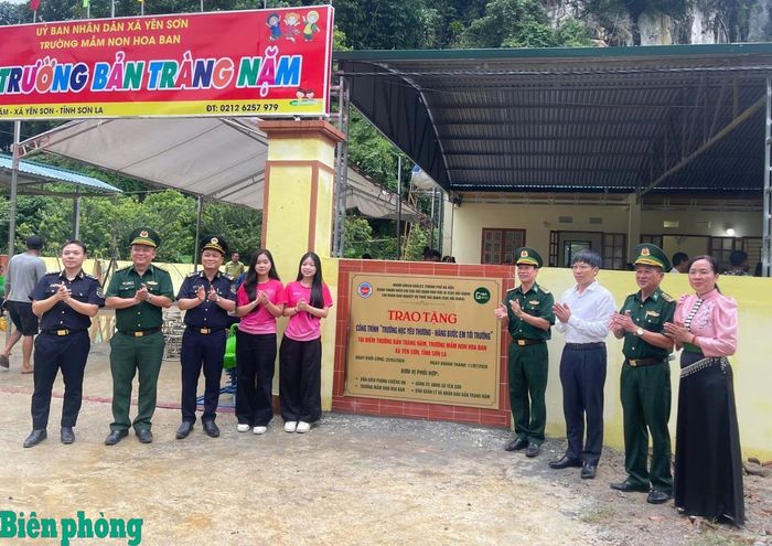 Đại diện Ban Chỉ huy Bộ đội Biên phòng tỉnh Sơn La, Đồn Biên phòng Chiềng On, Trường mần non Hoa Ba, Ủy ban nhân dân xã Yên Sơn và nhà tài trợ khánh thành, bàn giao Điểm trường mầm non bản Tràng Nặm. Ảnh: Nguyễn Hòa Bình
