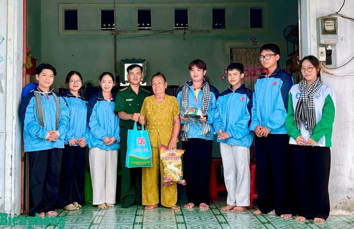 Những phần quà ý nghĩa được trao đến các gia đình chính sách tại xã Ba Chúc, góp phần sẻ chia, động viên các gia đình tiếp tục phát huy truyền thống cách mạng. Ảnh: Huy Hoàng