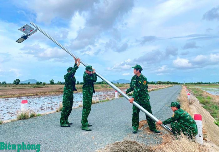 Công trình "Thắp sáng đường biên" góp phần cải thiện điều kiện chiếu sáng trên tuyến đường tuần tra, phục vụ hiệu quả nhiệm vụ quản lý, bảo vệ chủ quyền, an ninh biên giới quốc gia. Ảnh: Huy Hoàng