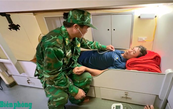 Lực lượng Quân y Bộ đội Biên phòng tỉnh An Giang chăm sóc, theo dõi sức khỏe các nạn nhân. Ảnh: đơn vị cung cấp