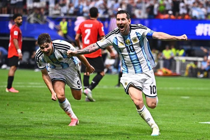  Messi có thể lập tức trừng phạt bất cứ sai lầm nào của đối thủ. 