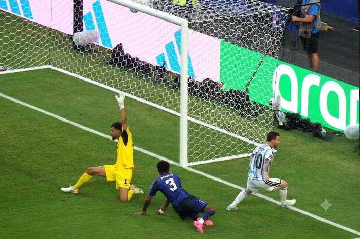  Messi xé lưới Cape Verde sau pha thoát xuống và dứt điểm nhanh như điện. 