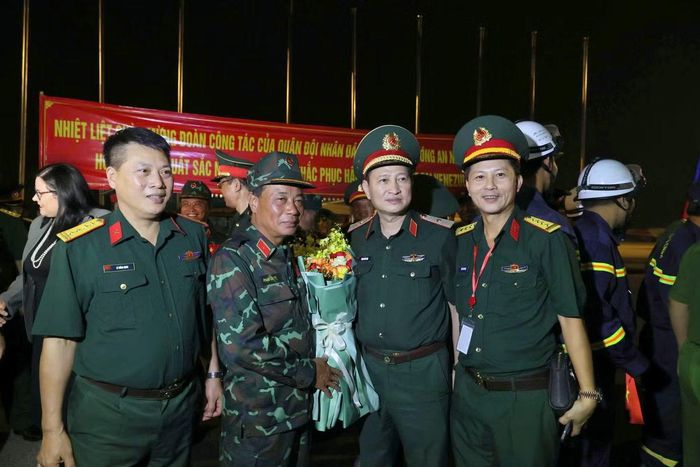 Đồng đội ra đón Thiếu tướng Phạm Văn Tỵ (thứ 2 từ trái qua) tại sân bay Nội Bài, đêm 10/7.