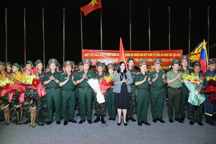 Đoàn công tác trở về nước trong sự chào đón của lãnh đạo Bộ Quốc phòng, Bộ Công an và các cơ quan, đơn vị.