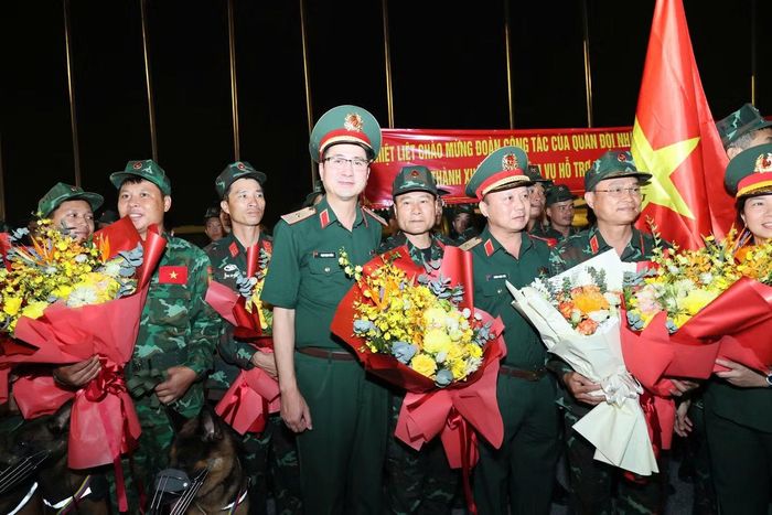Lãnh đạo các cơ quan, đơn vị tặng hoa đoàn công tác.
