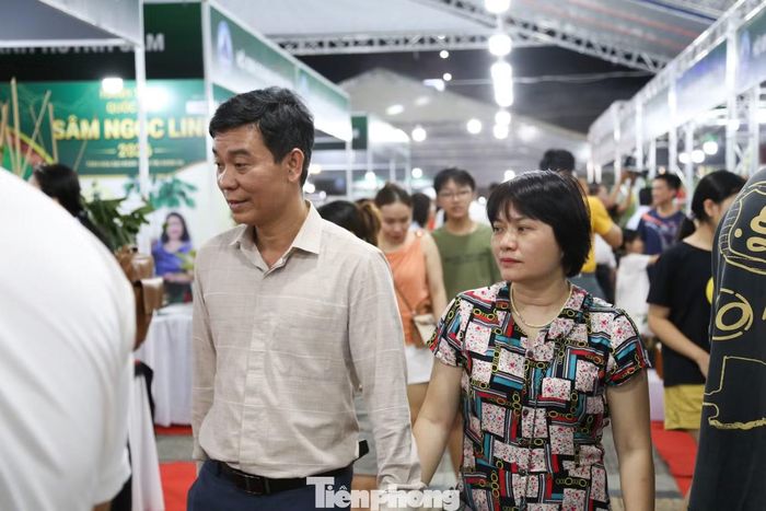  “Ở đây, người dân và du khách có thể trực tiếp tìm hiểu về quy trình sản xuất, giá trị của sản phẩm và tiếp cận những thông tin chính thống về nguồn gốc, chất lượng cũng như cách nhận biết sản phẩm thật và giả. Đây là nỗ lực của Đà Nẵng để từng bước đưa sâm Ngọc Linh và dược liệu địa phương tham gia sâu hơn vào chuỗi cung ứng trong nước và quốc tế”, ông Huỳnh Xuân Sơn, Phó giám đốc Sở Công Thương TP. Đà Nẵng, nói. 