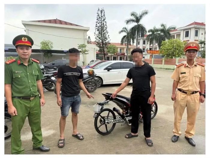 Hai thanh niên vi phạm làm việc với cơ quan công an. Ảnh: Cục CSGT