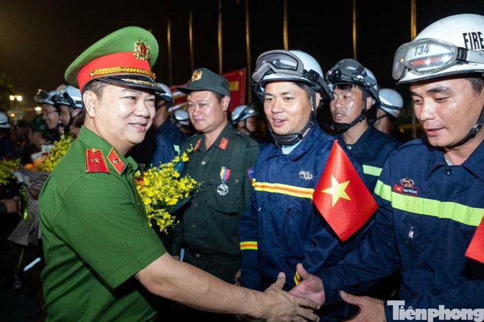 Thiếu tướng Dương Đức Hải, Cục trưởng Cục Cảnh sát PCCC&CNCH chúc mừng các cán bộ, chiến sĩ hoàn thành nhiệm vụ trở về nước.