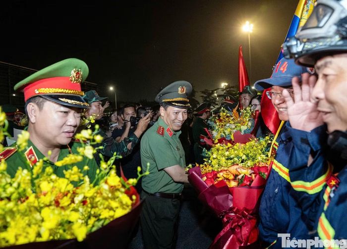 Thượng tướng Lê Văn Tuyến, Thứ trưởng Bộ Công an tặng hoa các cán bộ, chiến sĩ.