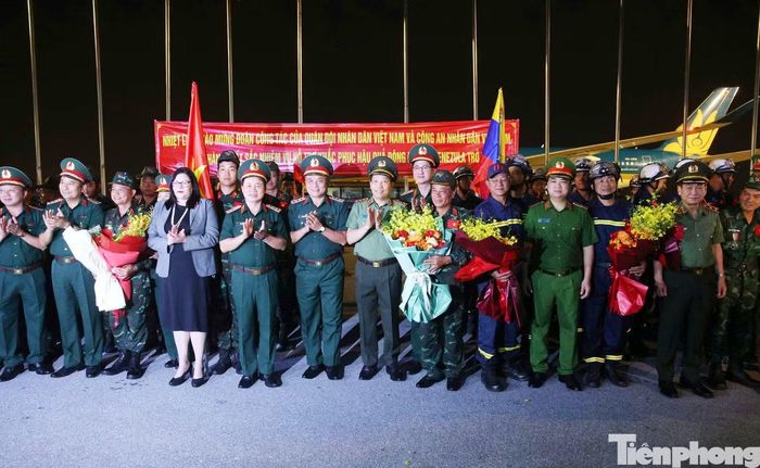 Lãnh đạo Bộ Quốc phòng và Bộ Công an đón đoàn tại Sân bay quốc tế Nội Bài.