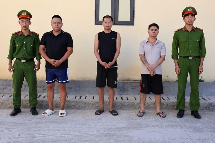 Các đối tượng tham gia đường dây cá độ bị bắt.
