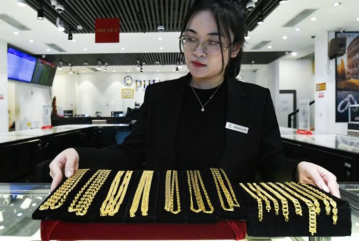Giá vàng trong nước vẫn cao hơn thế giới gần 19 triệu đồng/lượng (ảnh: Châu Sa).