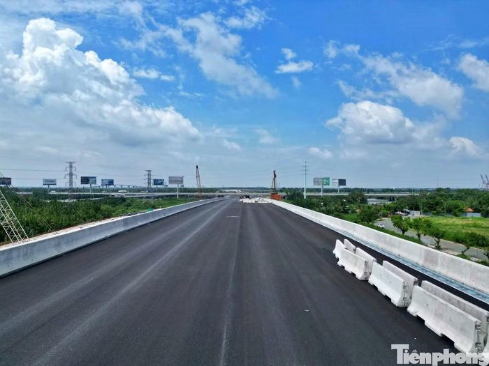 Cũng theo kế hoạch, đến ngày 30/12, mục tiêu là hoàn thành toàn bộ khoảng 70,4 km tuyến chính cao tốc cùng khoảng 75 km đường song hành và đường gom.