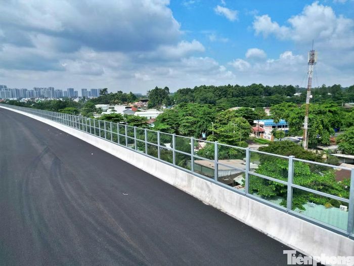 Tuy nhiên, tại nhiều hạng mục phụ, tiến độ vẫn diễn ra chậm. Mặt cầu đã được thảm nhựa nhưng nhiều vị trí khe co giãn vẫn đang trong quá trình thi công.