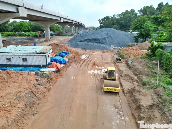 Theo kế hoạch trước đây, hạng mục này phải hoàn thành trước ngày 30/4 để đồng bộ với việc đưa vào khai thác đoạn cầu cạn dài 14,7 km. Tuy nhiên đến nay, công trường vẫn chưa cho thấy dấu hiệu tăng tốc rõ rệt.