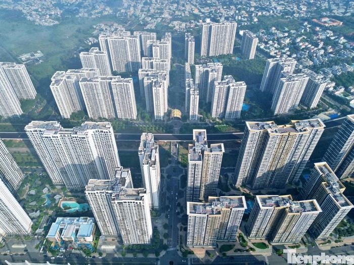 Đây được xem là điểm sáng hiếm hoi của toàn đoạn phía Đông, dù hạng mục này cũng từng nhiều lần phải điều chỉnh tiến độ.