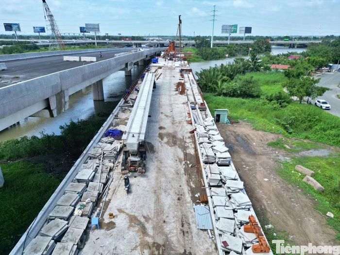 Liên quan đến tiến độ dự án, Sở Xây dựng TPHCM đã kiến nghị UBND TPHCM báo cáo Thủ tướng xem xét cho phép điều chỉnh cơ chế giá hợp đồng xây dựng trong bối cảnh giá vật liệu và nhiên liệu biến động mạnh nhằm bảo đảm quyền lợi nhà thầu và tính đúng, tính đủ chi phí thực hiện.