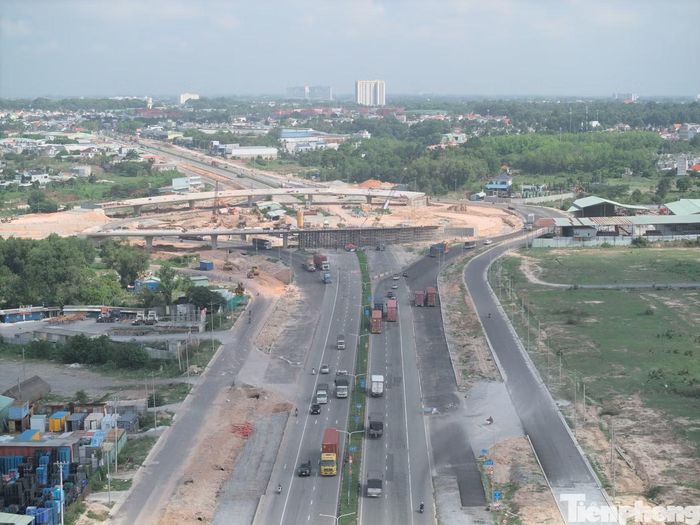 Song song đó, TPHCM đang hoàn thiện thủ tục đầu tư nút giao Tân Vạn, bổ sung cầu Bình Gởi và chuẩn bị đầu tư đoạn Tân Vạn - Bình Chuẩn.