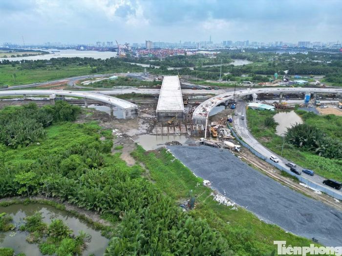 Dự án Vành đai 3 TPHCM có tổng chiều dài hơn 76 km, tổng mức đầu tư hơn 75.300 tỷ đồng, đi qua TPHCM, Bình Dương (cũ), Đồng Nai và Long An (nay thuộc tỉnh Tây Ninh). Công trình được khởi công từ tháng 6/2023, ban đầu đặt mục tiêu hoàn thành vào giữa năm 2026.
