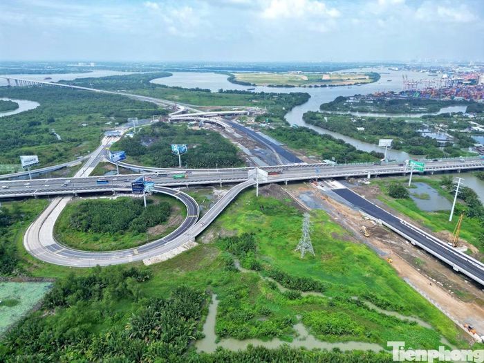 Dù chịu nhiều áp lực từ biến động giá vật liệu và nhiên liệu, thành phố quyết tâm hoàn thành toàn tuyến Vành đai 3 trong năm 2026.