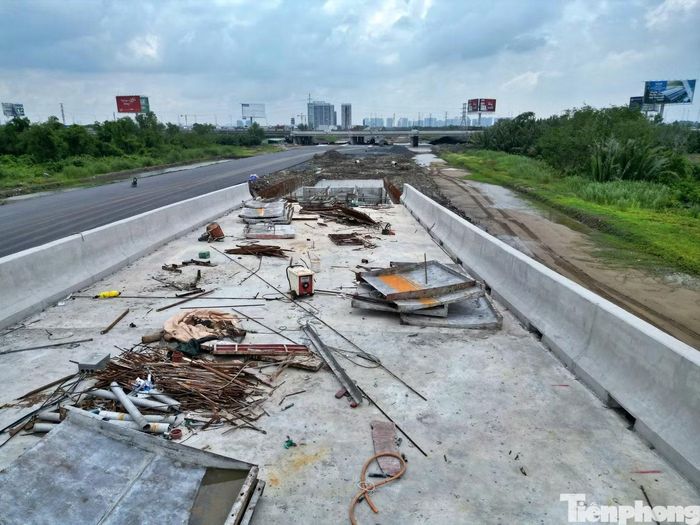 Ghi nhận của phóng viên Báo Tiền Phong trong những ngày đầu tháng 7 cho thấy tại nhiều vị trí, công trường thi công khá trầm lắng, số lượng nhân công và máy móc không nhiều so với khối lượng công việc còn lại.