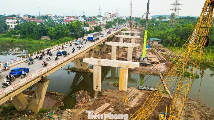 Sau hơn 9 tháng triển khai, các hạng mục móng và trụ cầu đang được đẩy nhanh tiến độ. Nhiều trụ giữa sông Đáy đã hoàn thành phần bê tông, từng bước hình thành diện mạo cây cầu mới.
