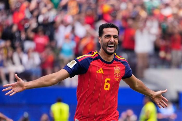 Mikel Merino ăn mừng bàn thắng vào lưới tuyển Bỉ.