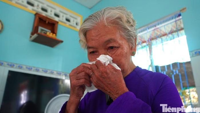 Bà Nguyễn Thị Lệ, người yêu của liệt sĩ Huỳnh Văn Quên, mong ngóng từng ngày kết quả giám định ADN để xác nhận danh tính người chiến sĩ đã hy sinh. Ảnh: Nguyễn Tiến