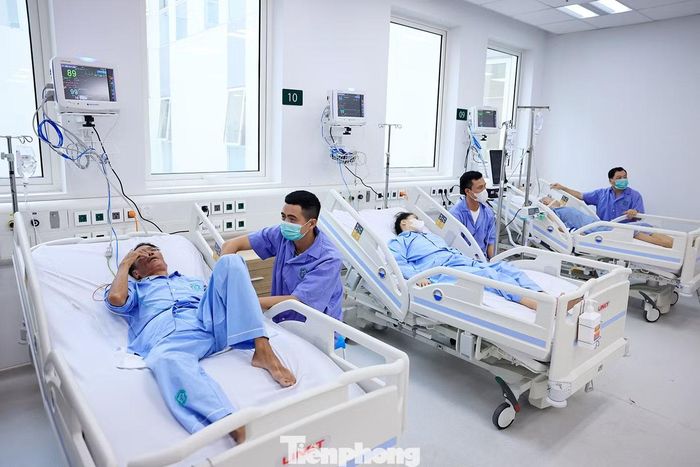Khu điều trị nội trú được trang bị đầy đủ hệ thống theo dõi, hồi sức và chăm sóc người bệnh. Các chuyên khoa từng bước đi vào hoạt động ổn định, đáp ứng nhu cầu điều trị ngày càng tăng.