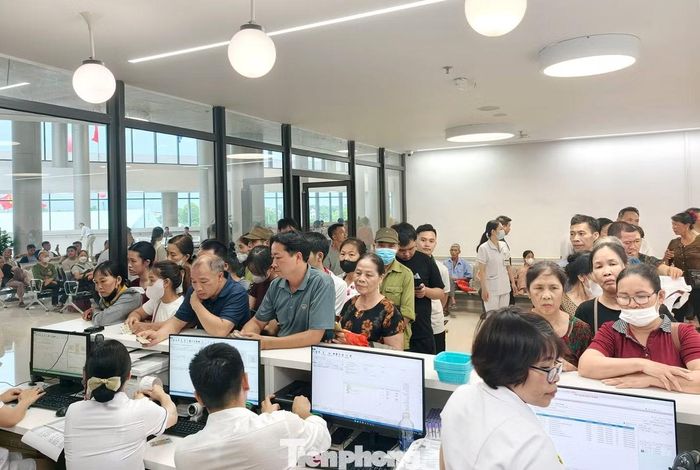 Điểm nổi bật của bệnh viện là hệ thống phần mềm quản lý được kết nối liên thông với cơ sở Hà Nội. Người bệnh từng khám tại Bạch Mai sẽ được đồng bộ hồ sơ, lịch sử điều trị, giúp bác sĩ tiếp cận đầy đủ thông tin và rút ngắn thời gian khám.