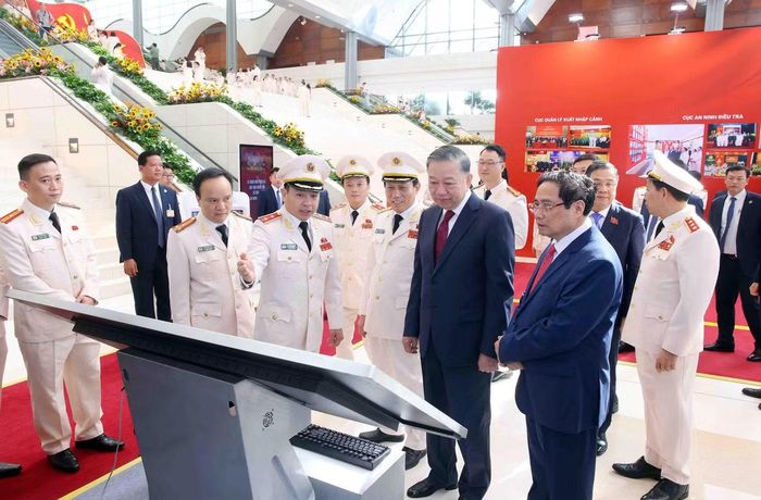 Tổng Bí thư, Chủ tịch nước Tô Lâm cùng các đại biểu tham quan các gian triển lãm chào mừng kỷ niệm 80 năm Ngày Truyền thống lực lượng An ninh nhân dân.