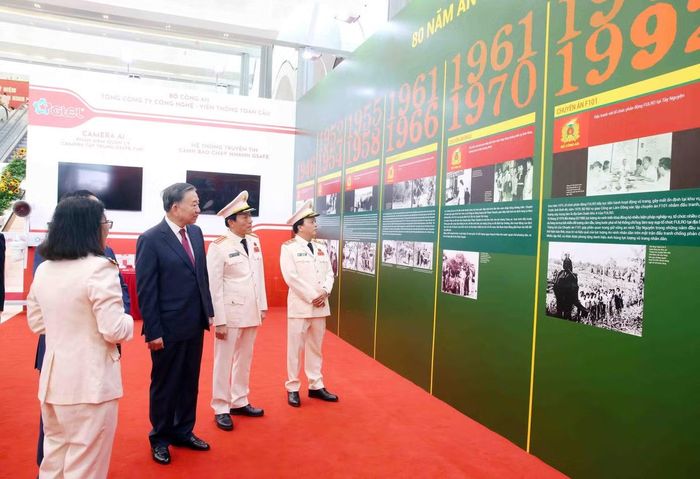 Tổng Bí thư, Chủ tịch nước Tô Lâm cùng các đại biểu tham quan các gian triển lãm chào mừng kỷ niệm 80 năm Ngày Truyền thống lực lượng An ninh nhân dân.