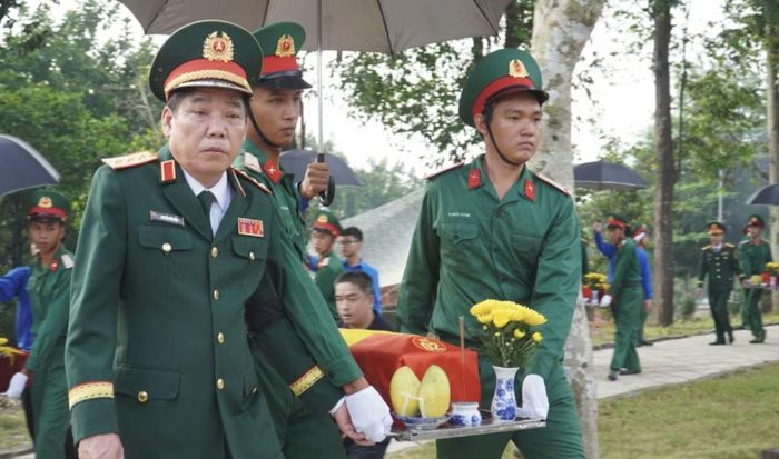  Thượng tướng Nguyễn Văn Gấu, Thứ trưởng Bộ Quốc phòng đưa các liệt sĩ về nơi an nghỉ 